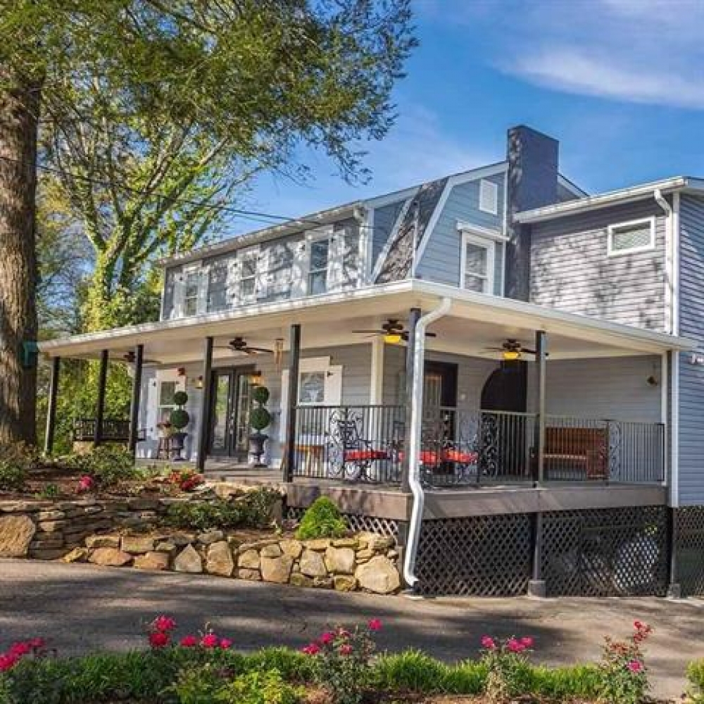 Inn on the Greenway in Cleveland Inn on the Greenway For Sale