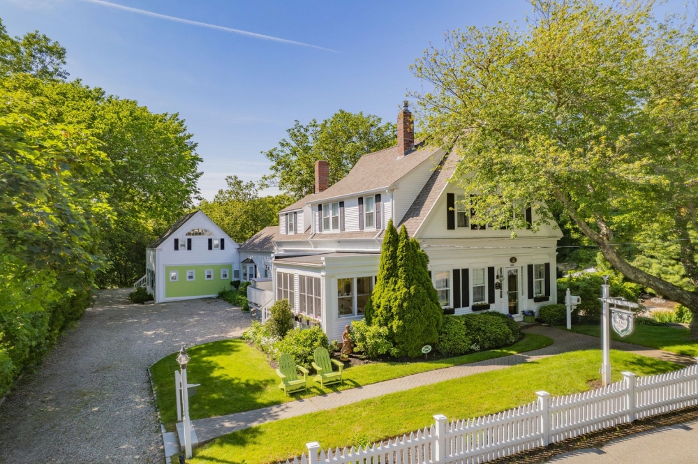 Massachusetts bed and breakfast inn for sale - Long Dell Inn Massachusetts bed and breakfast inn for sale - Long Dell Inn